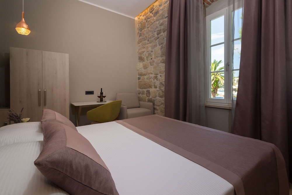 Deluxe Double Room, 1 Queen Bed, Non Smoking, Sea View photo 2