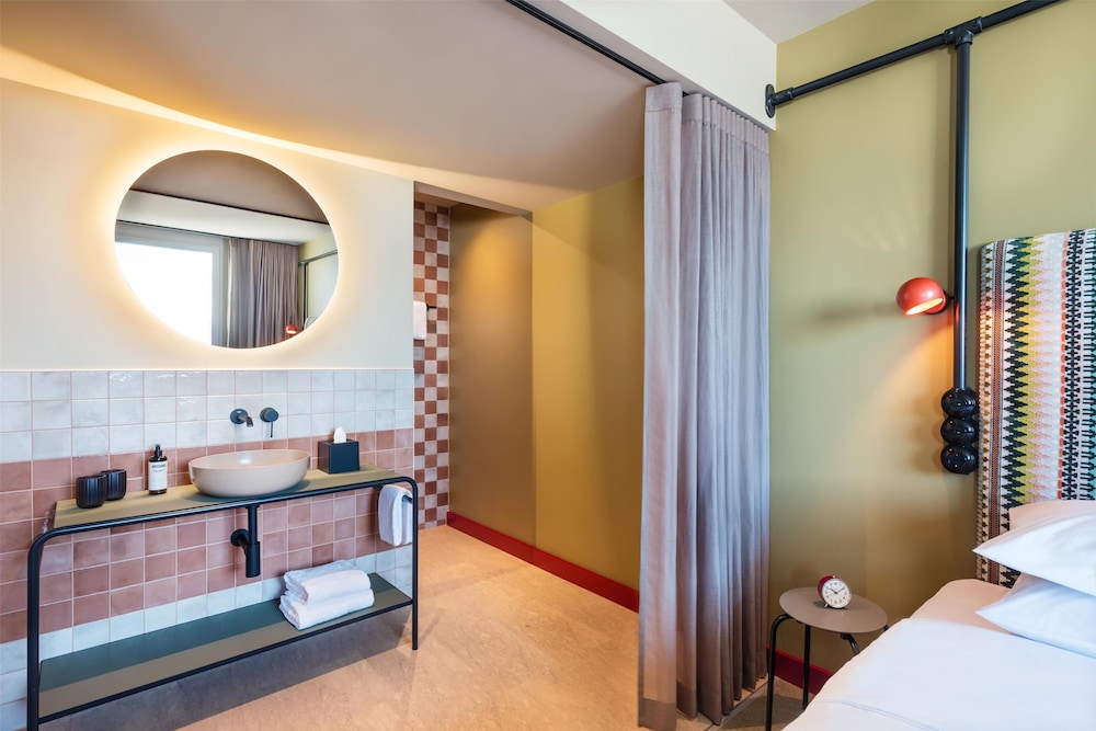 Premium Room, 1 King Bed - Photo 6