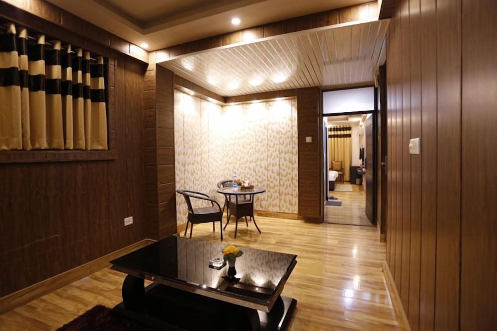 Suite Room with Balcony Ganga View
