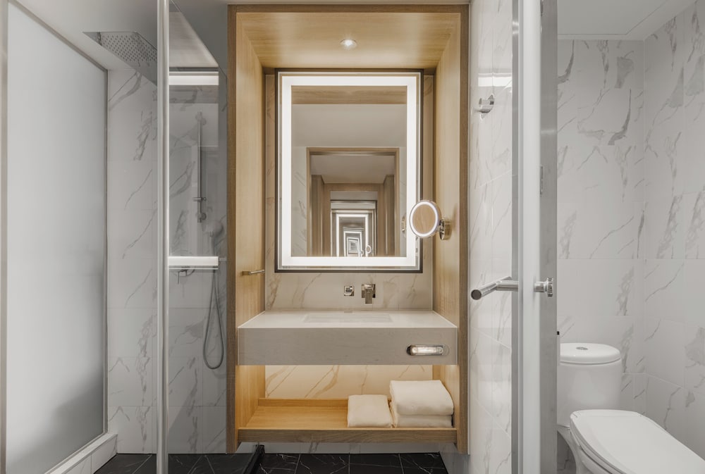 Executive Room, 1 King Bed, Club Lounge Access (Airport View) - Photo 6