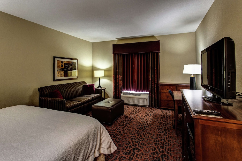 One King Bed, Non-Smoking, Accessible - Photo 2
