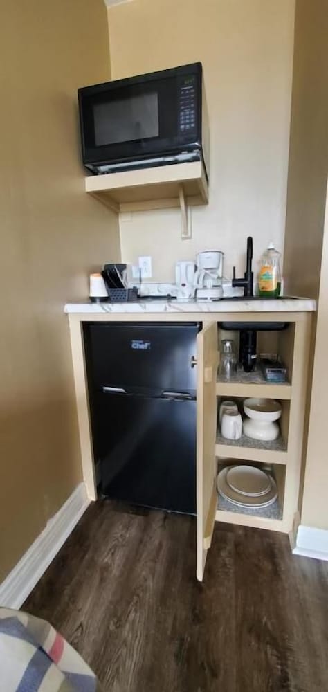 Comfort Room, 1 Queen Bed, Kitchenette (Puffin Pantry) photo 2
