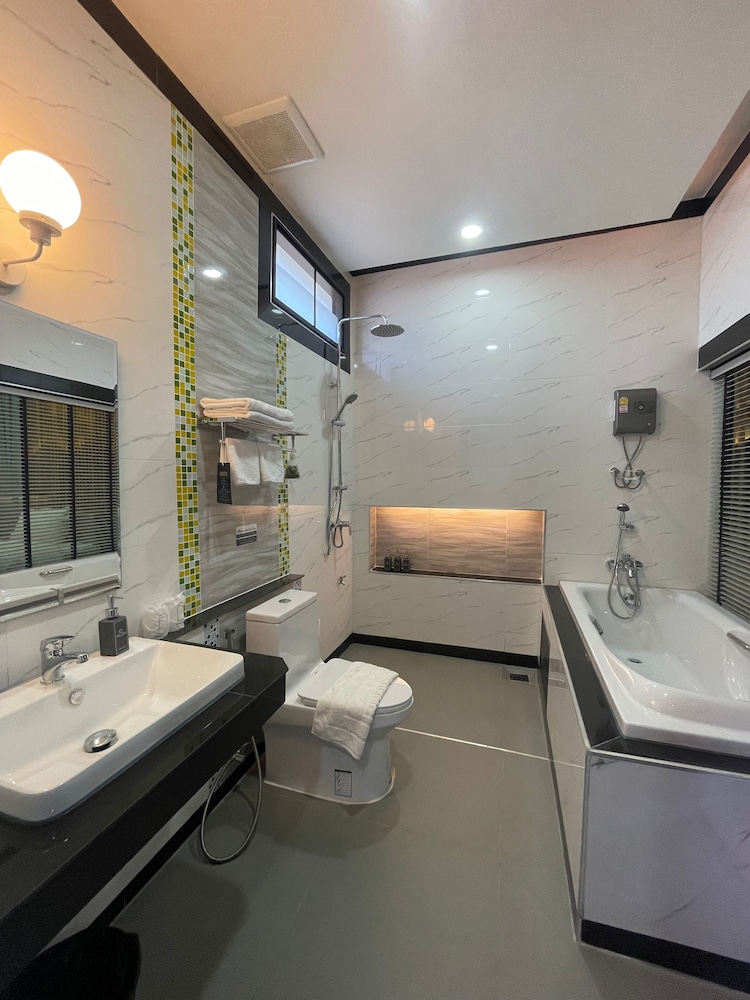 Deluxe with Bathtub Twins - Photo 9