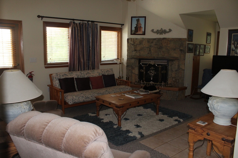 Comfort Suite, 1 Bedroom, Hill View photo 3