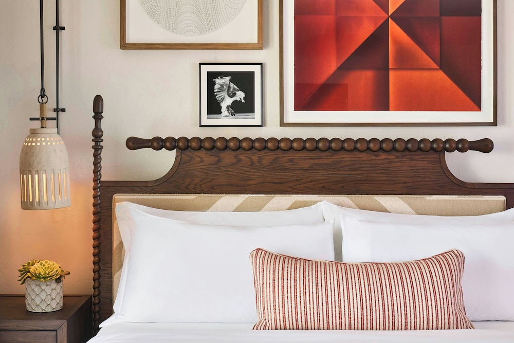 Premium Room, 1 King Bed, Balcony - Photo 2