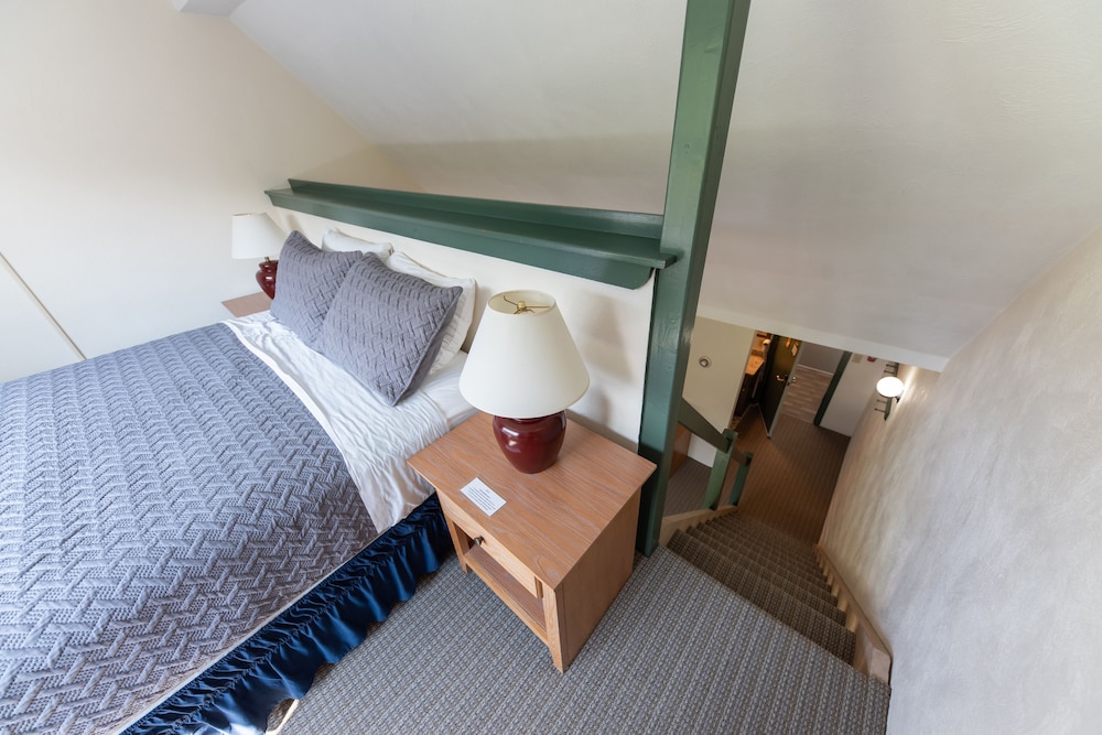 Loft, 1 Queen Bed with Sofa bed, Mountain View photo 2