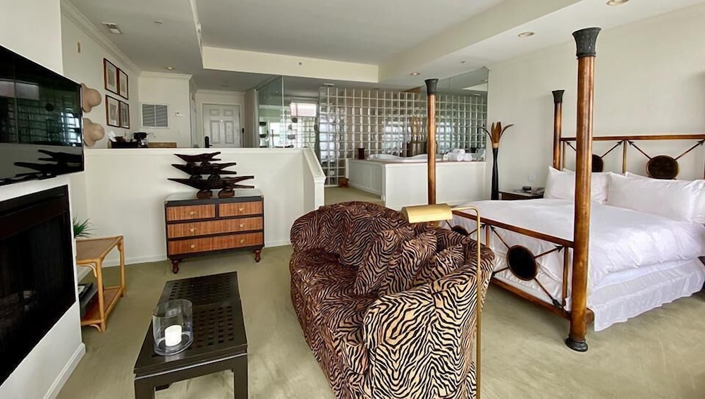 Luxury Suite, 1 Queen Bed, Fireplace, Bay View (Jacuzzi Safari)