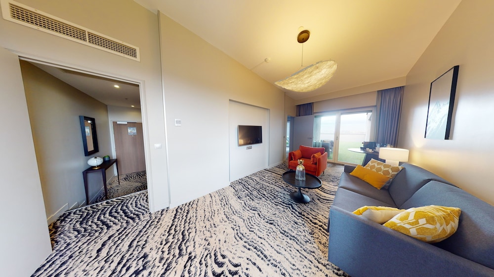 Suite, 1 King Bed, Terrace - Photo 12