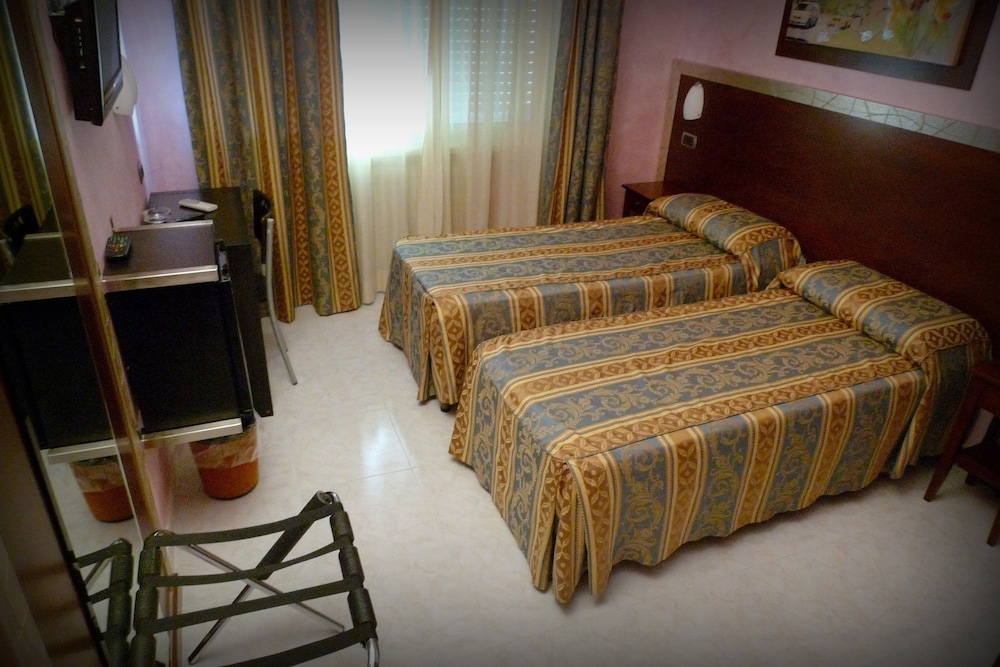 Room, 2 Bedrooms, 2 Bathrooms photo 2