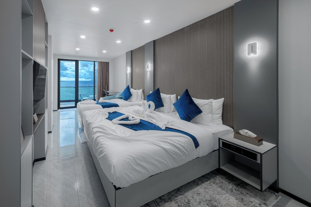 Deluxe Triple Room, Balcony, Sea View photo 3