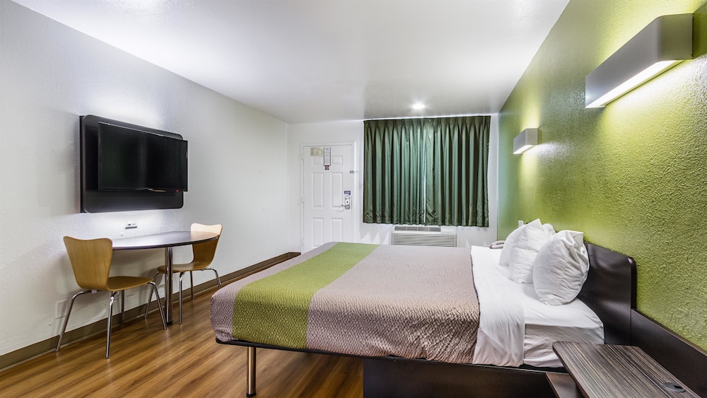 Deluxe Room, 1 King Bed, Non Smoking, Refrigerator & Microwave - Photo 9