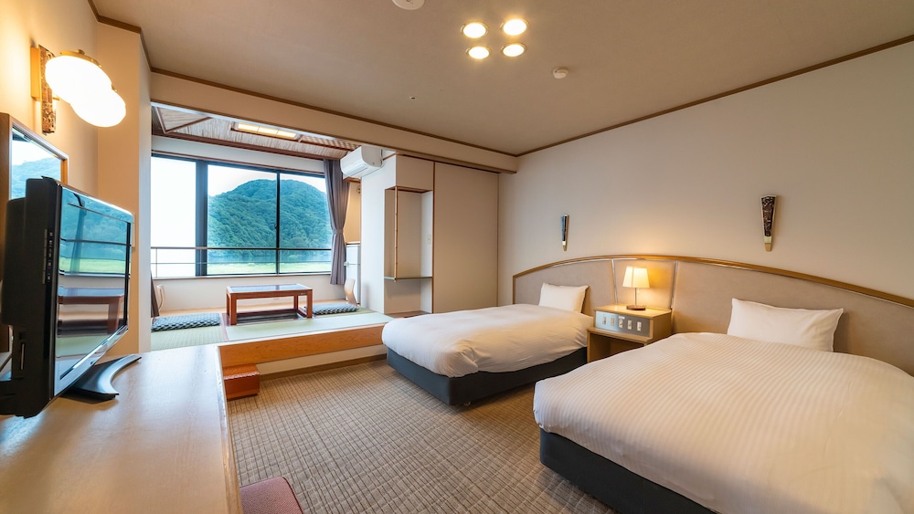 Economy Twin Room - Shower Only - Non-Smoking