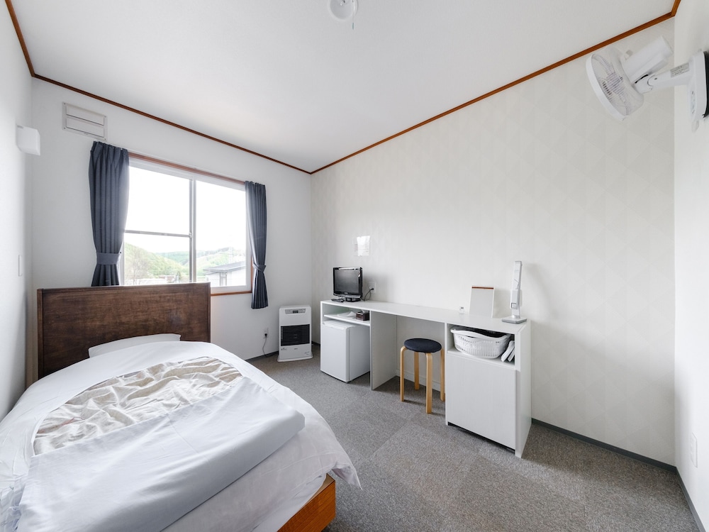 Western Room with Shared Washroom Single