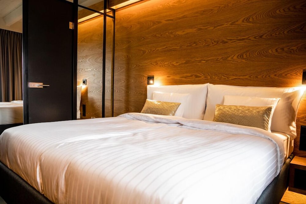 Superior Double Room, River View thumbnail 5