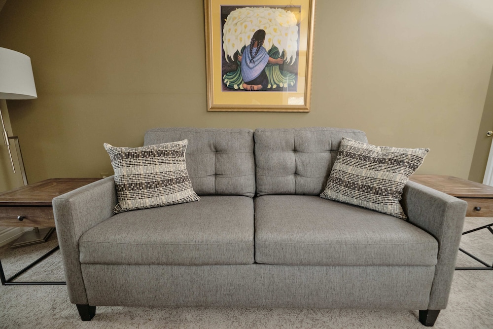 Queen Suite - Photo 8