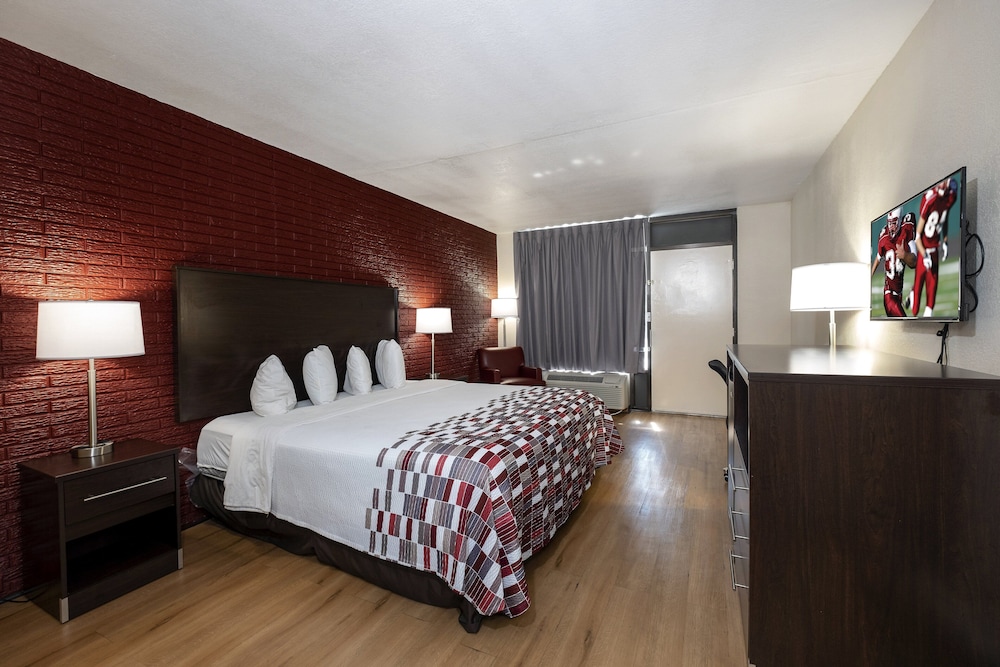 Deluxe Room, 1 King Bed, Non Smoking - Photo 2