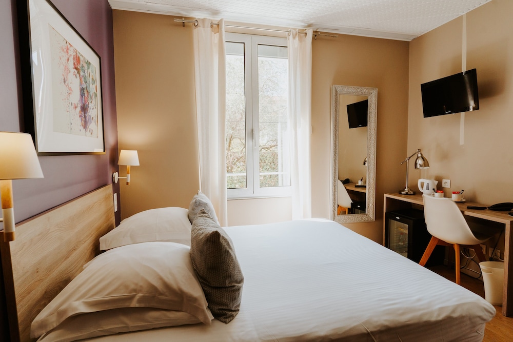 Standard Double Room - Photo 10