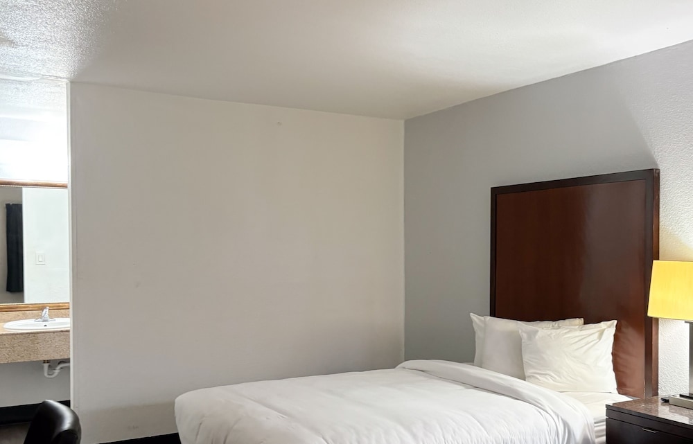 Deluxe Room, 1 King Bed, Smoking, Refrigerator & Microwave - Photo 2