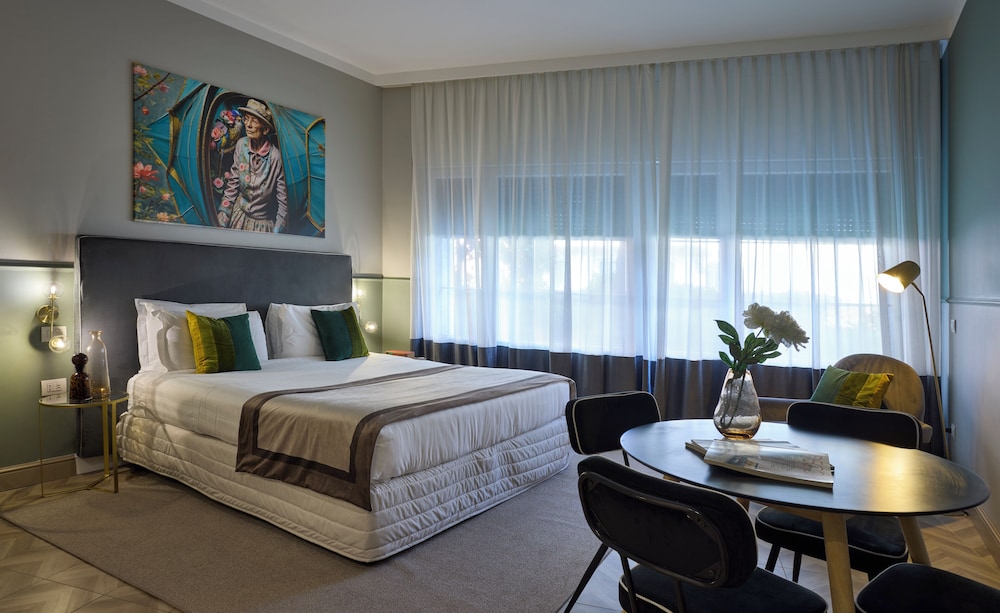 Studio Suite, 1 King Bed with Sofa bed