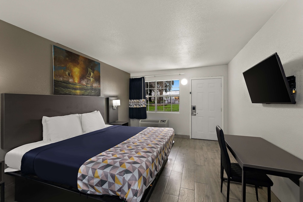 Room, 1 King Bed, Accessible - Photo 3