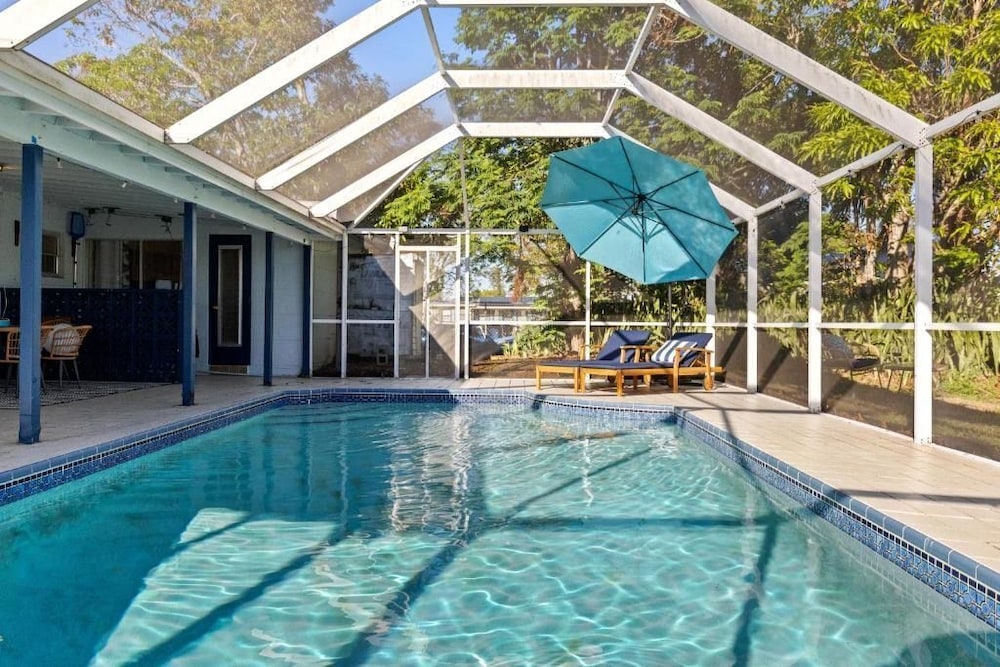 Family House, 4 Bedrooms, Lanai, Canal View
