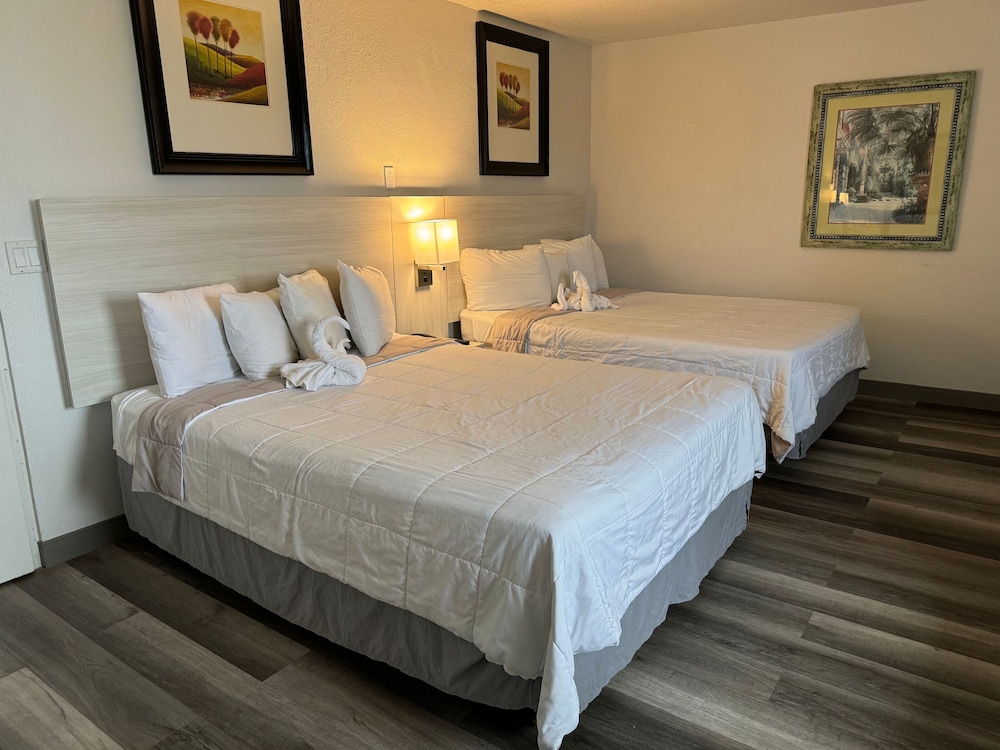 City Room, 2 Queen Beds, City View - Photo 3