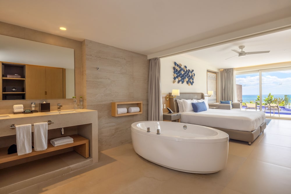Luxury Junior Suite Ocean Front Swim Out Diamond Club - Photo 4
