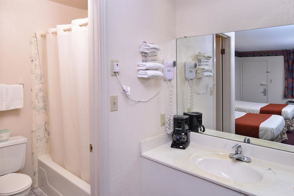 Room, 2 Double Beds, Smoking - Photo 4