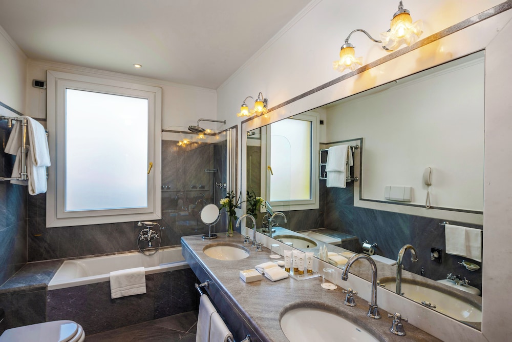 Canal View Room thumbnail 5