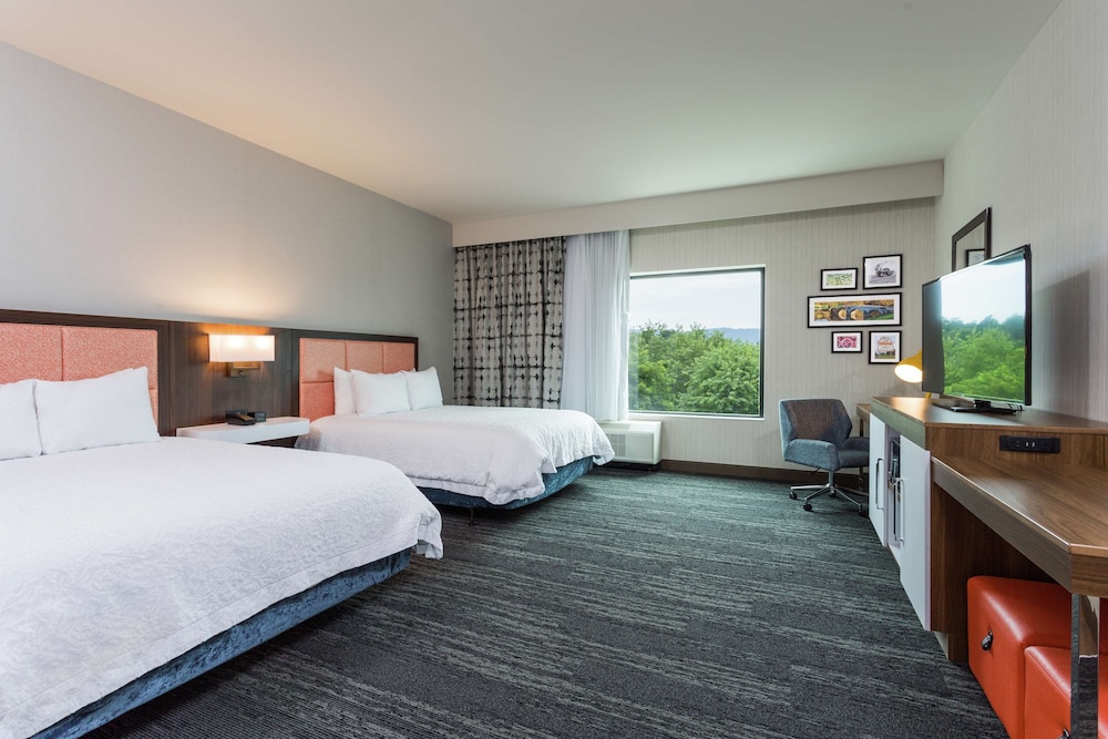 Room, 2 Queen Beds, Accessible, Bathtub photo 2