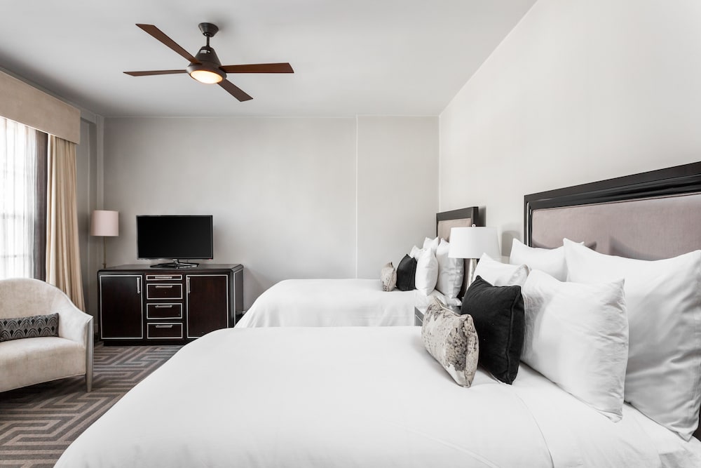 Two Queens Bedroom photo 2