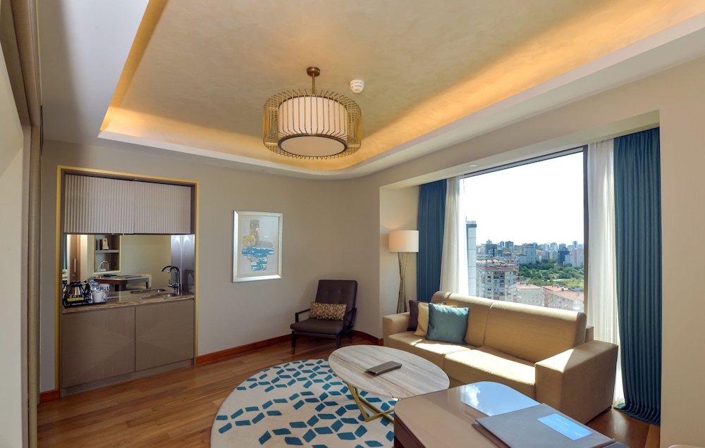 King Room, Suite, 1 Bedroom thumbnail 6
