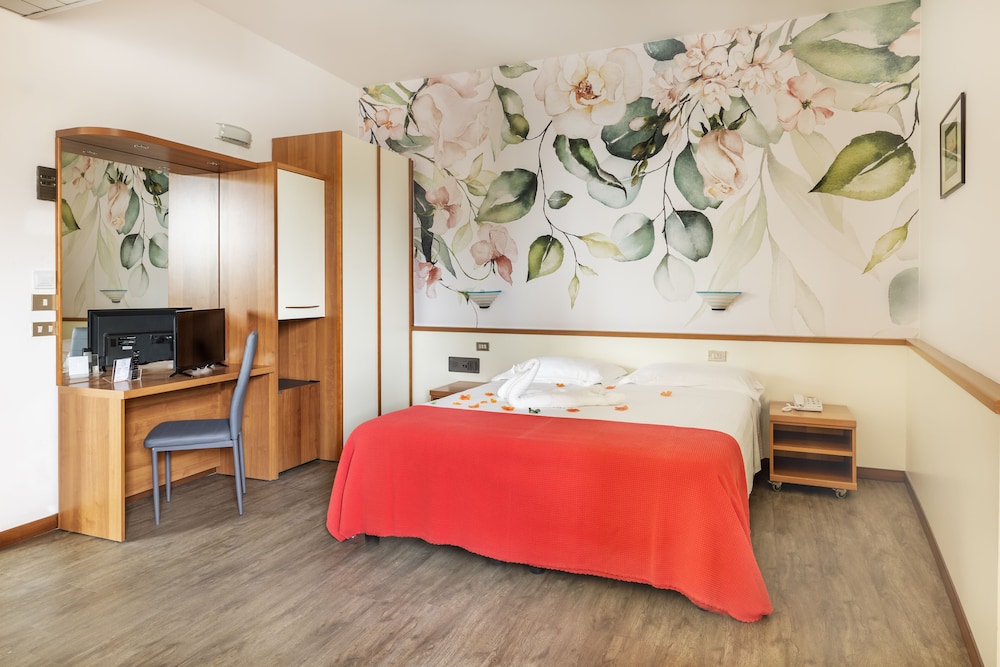 Standard Double or Twin Room photo 1
