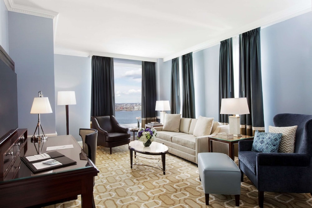 Suite, 1 King Bed - Photo 2