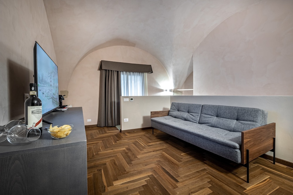 Deluxe Suite (Jacuzzi) - Photo 3