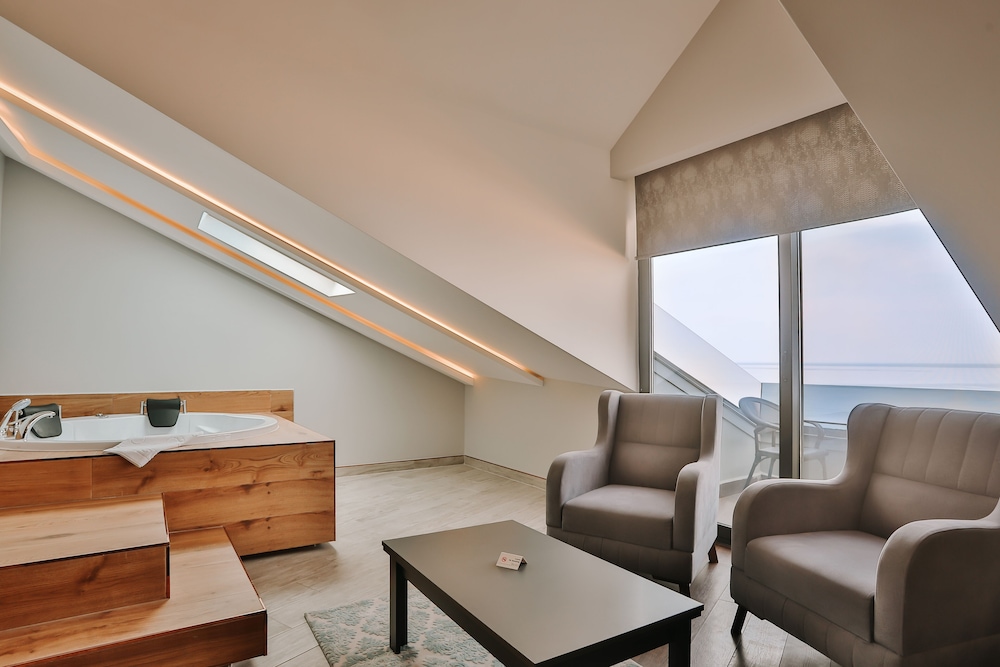 Roof Suite with Jacuzzi and Sea View - Photo 1