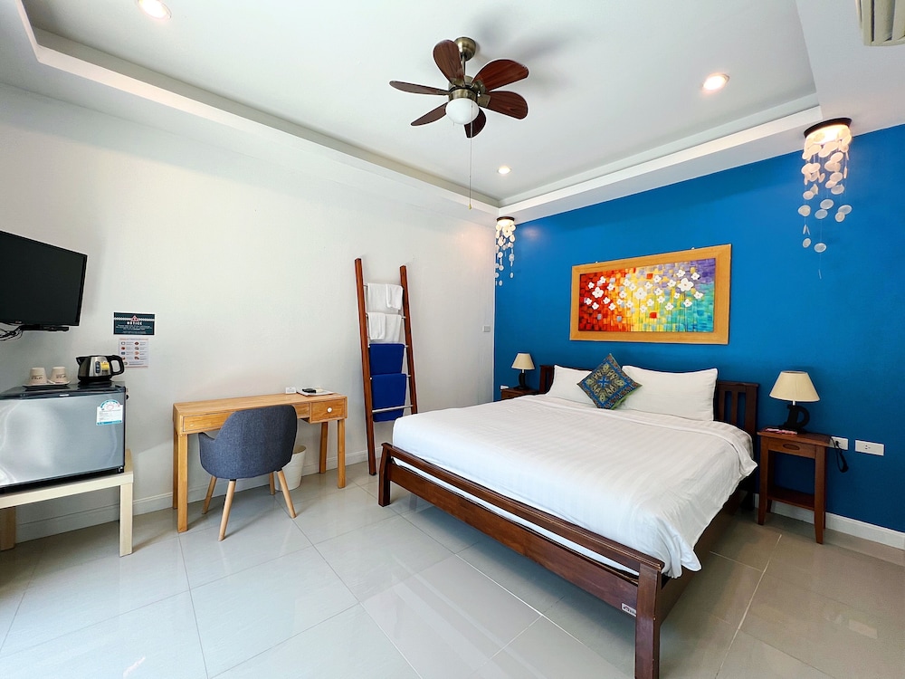 Standard Room, 1 King Bed, Pool Access photo 3