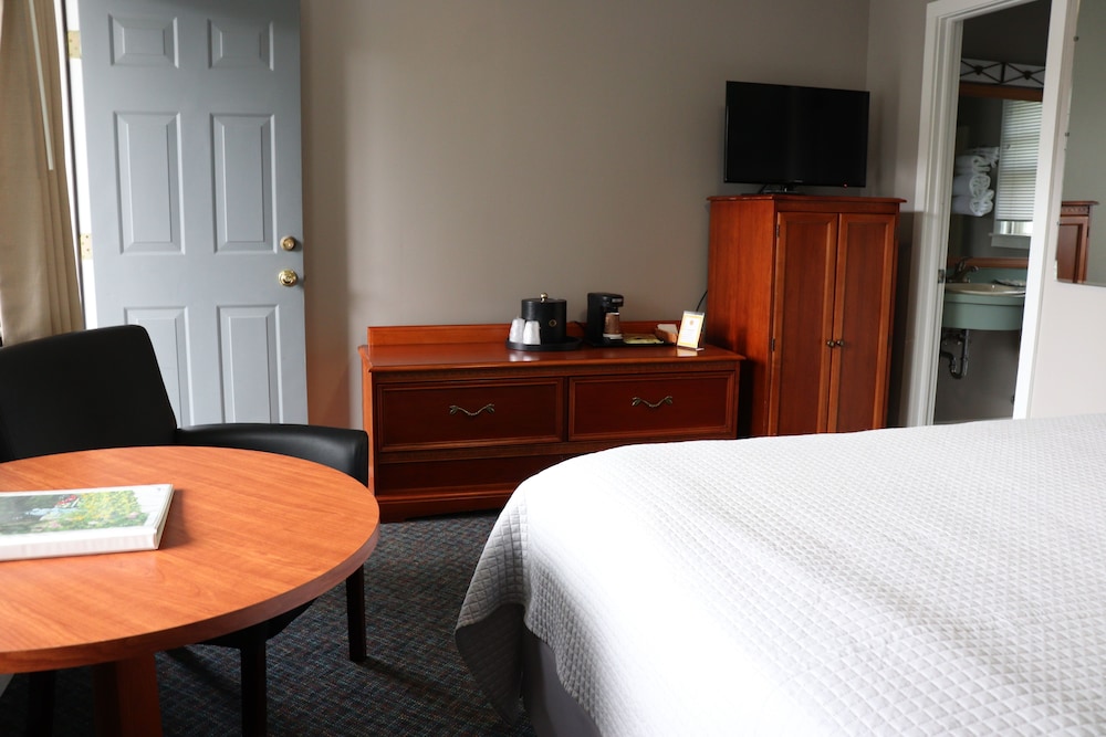 Standard Room, 1 King Bed photo 2
