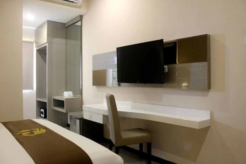 Deluxe Room, 1 King Bed, Balcony photo 3