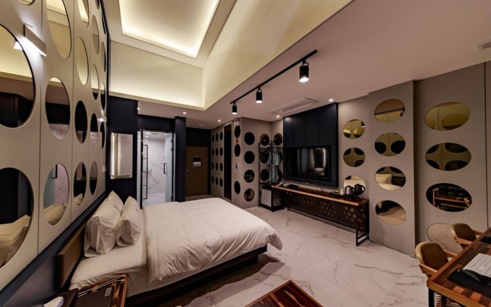Room (PC 216) photo 1