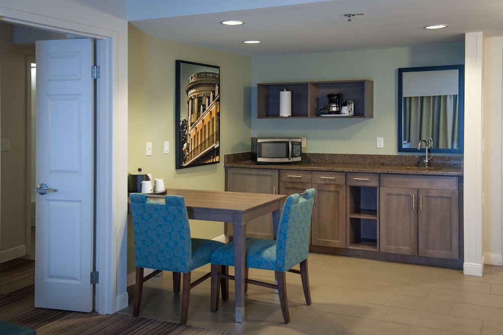 Suite, two queen beds, sofa bed, wet bar - Photo 1