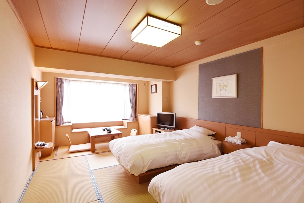 Japanese Twin Room, Non-Smoking, Town View photo 1