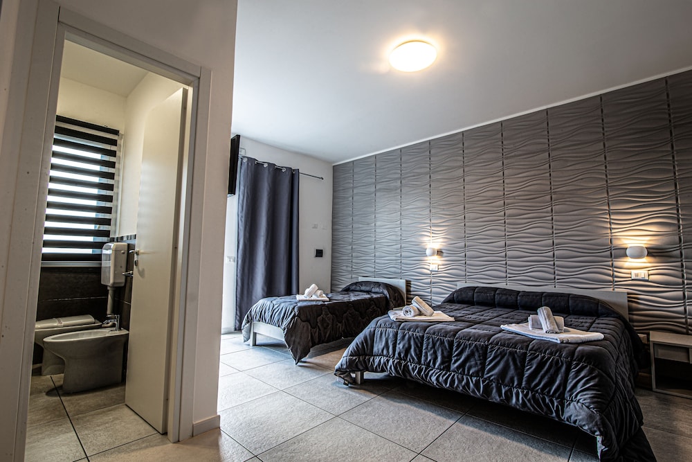 Deluxe Triple Room, Garden View - Photo 7