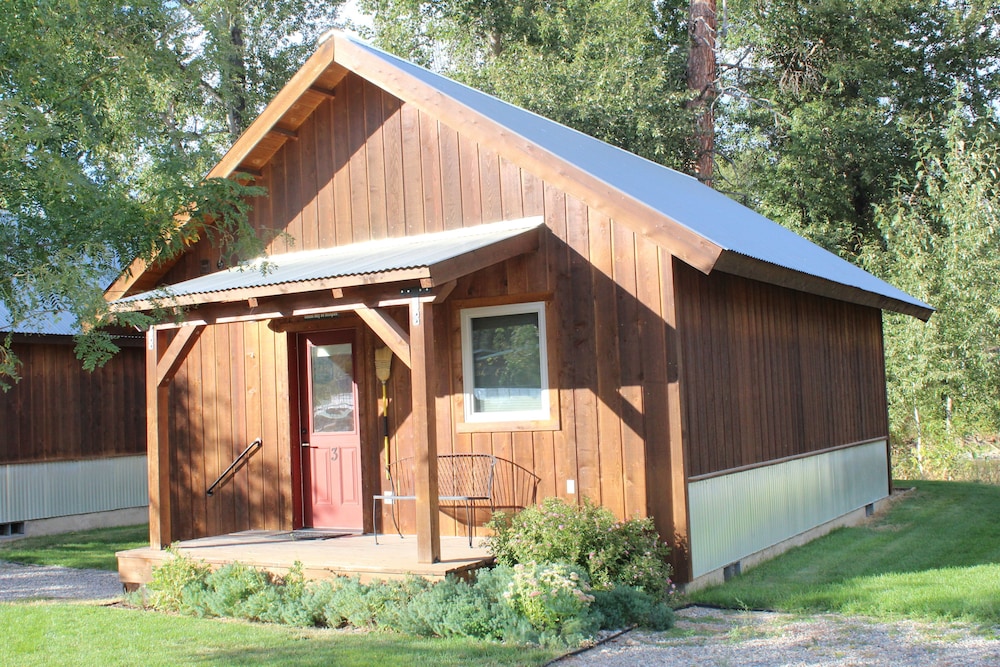 Traditional Cabin, 1 Bedroom, Hot Tub, River View photo 1