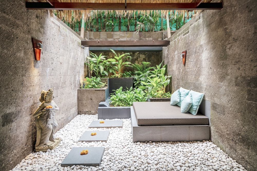 Private Club Courtyard Twin - Photo 8