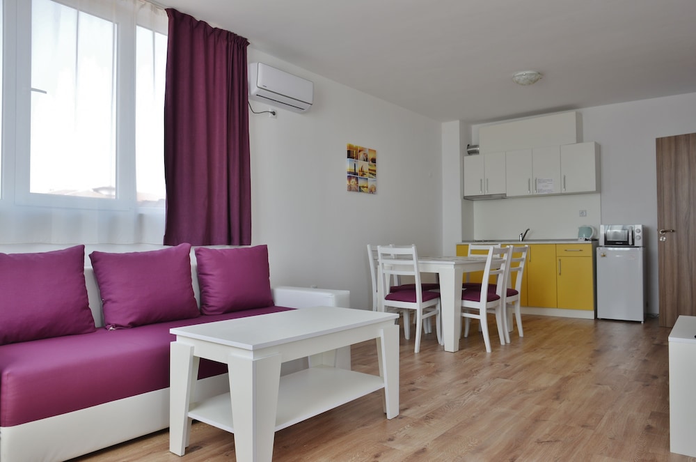 Family Apartment, 1 Bedroom, Kitchen, Pool View