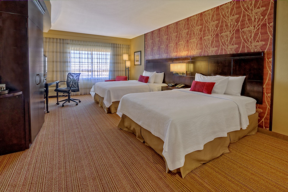 Room, 2 Queen Beds (Mobility/Hearing Accessible, Tub) photo 1