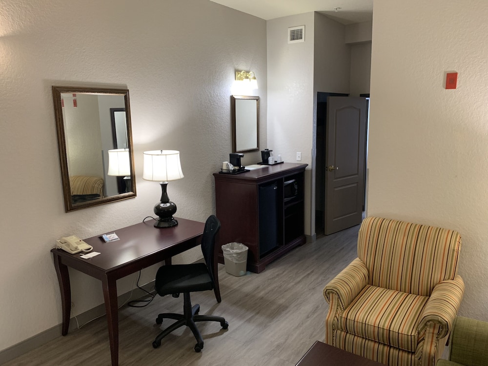 Suite, Multiple Beds, Non Smoking (2 Queenbed) - Photo 3