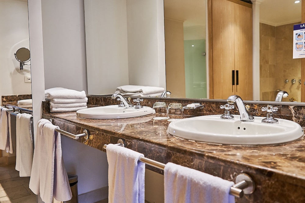 Suite, 1 Bedroom - Photo 11