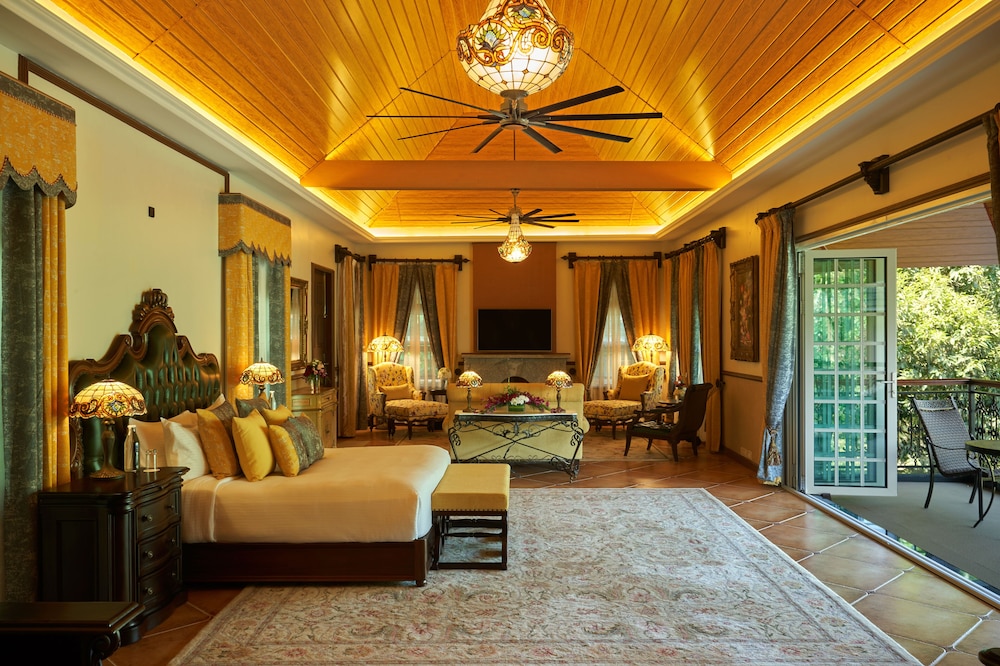 Superior Suite, 1 King Bed, Garden View (Grand Grove View Suite) photo 3